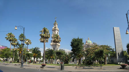 0.3.9 Hier sind wir in Pompei. Vor uns die Wallfahrtskirche mit Kirchturm. Da gehts nun hinein 