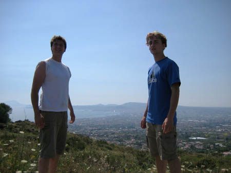 0.4.4 Hier sind wir auf dem Weg zum Vesuv. Im Hintergrund seht ihr Napoli