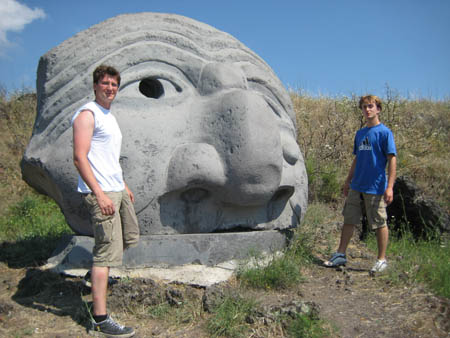 0.4.5 Auf dem Weg zum Vesuv, den Berg hinauf, sind am Wegesrand aus Lava mehrere Statuen aufzufinden