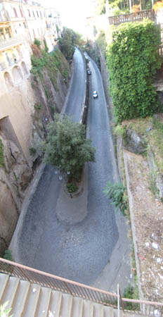 0.5.7 Auf dem Weg in die Sorrento Innenstadt. Blick von oberhalb der Treppe 