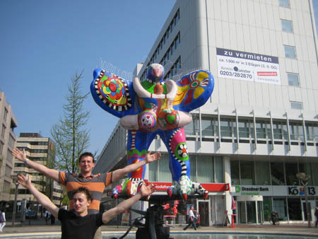 0.0.2 Hier sind wir in Duisburg vor dem Live Saver von Niki de St. Phalle und Jean Tinguely