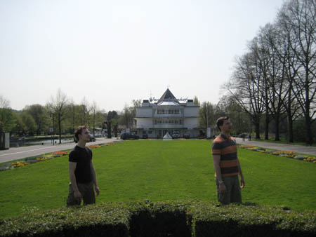 0.0.3 Alex & Manuel am Wasserbahnhof in Mühlheim a.d. Ruhr. Er ist die Anlegestelle für die Weiße Flotte.