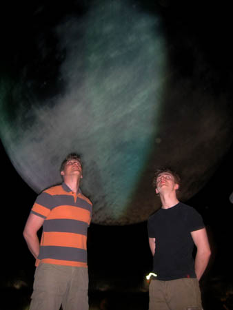 0.0.5 Im Gasometer bestaunen wir die Ausstellung. Und nun hinauf