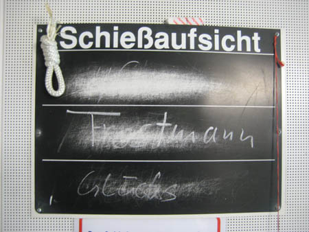 0.0.2 Nanu, wer hat denn hier Schiessaufsicht... Der Herr Glücks... Ah ja