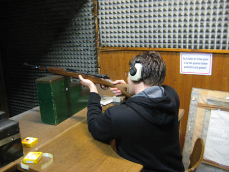 0.0.8 Karabiner... Hier schiesst Manuel