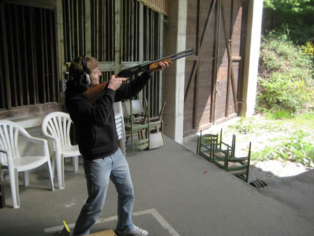 0.1.0 Alex schiesst mit Schrotflinte. Wir durften unendlich viel schiessen mit säntlichen Waffen. Grandios