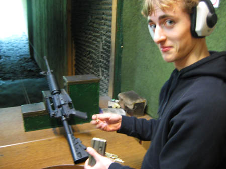 0.1.2 Alex lädt das M4 Gewehr. Gezielt haben wir damit auf bis zu 100m