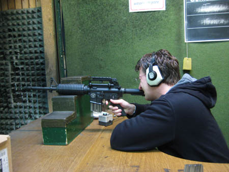 0.1.4 Und hier schiesst Manuel mit dem M4 Gewehr.