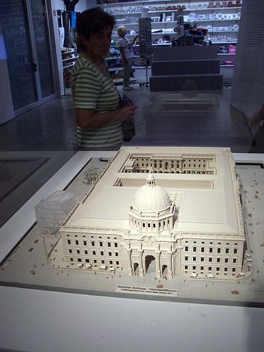 0.0.11 Noch ein Modell, daneben die bereits im Original existierende Humboldt Box