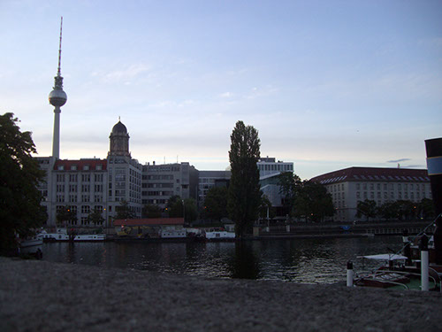 0.0.49 Der Romantische Hafen, im Hintergrund der Alex, also, der Turm