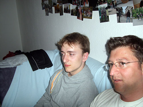 0.0.55 Was geht hier ab Man achte besonders auf die Wand, die bei weitem nur einen kleinen Ausschnitt erkennen lässt