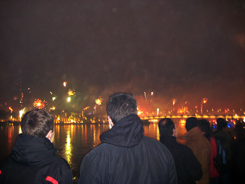 0.2 Eben konnte man den Dom noch gut erkennen. Hier stehen wir nun und genießen das Feuerwerkspektakel