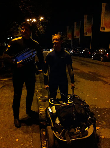 0.6 Alex und Manuel auf dem Weg von der Basis zum Tauchgasometer