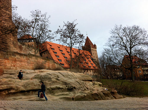 0.2.7 Hier sieht man auch Sandsteinfelsen und dazu einen Teil der Burg
