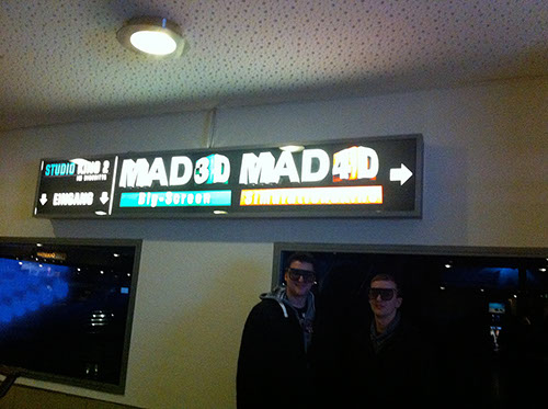 0.3.6 Jetzt gehen wir in die 4D Vorstellung Simulationskino Haunted House, da wackelt alles!