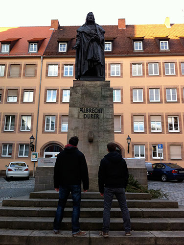 0.0.6 Manuel und Alex vor Albrecht Dürer Denkmal