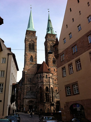 0.3.1 Hier ist die mittelalterliche Kirche St. Sebald, da gehen wir nun rein
