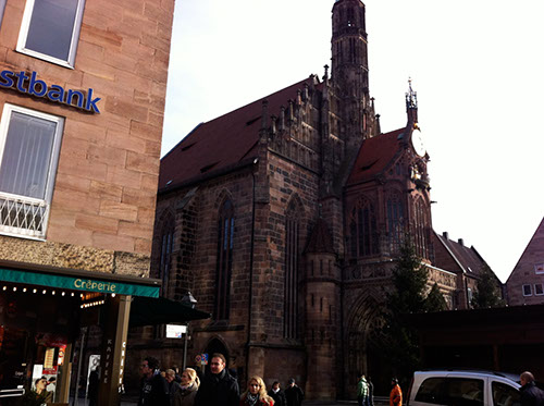 0.3.2 Im Hintergrund sehen wir die Westfassade der Frauenkirche. Vorne links Creperie, da gehen wir jetzt auch rein