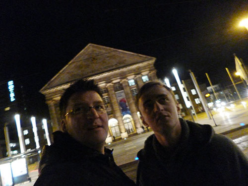 0.0.3 Hier stehen wir vor der Stadthalle in Kassel. Nun geht es hier rein... Johann König schlägt hier seinen Besucherrekord und wir sind dabei