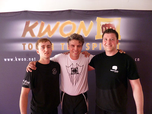 0.0.9 Sky Boxing mit Klaus Nonnemacher in einem der vielen Räumlichkeiten. Anstrengend und genial