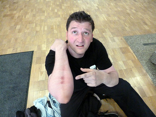 0.1.0 Tja, Manuel nutzt gerne Ellenbogeneinsatz, aber manchmal ist das andere Element härter.