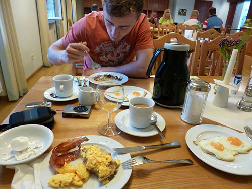 0.3.1 Der nächste Morgen. Gemeinsames Frühstück darf nicht fehlen