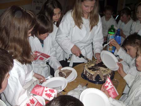 Kinder, die nur zu gerne ein gigantisches Stück des kleinen Kuchens haben wollen...