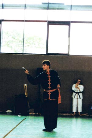 Manuel beginnt seine Schwert Form auf der IDM in Simmern